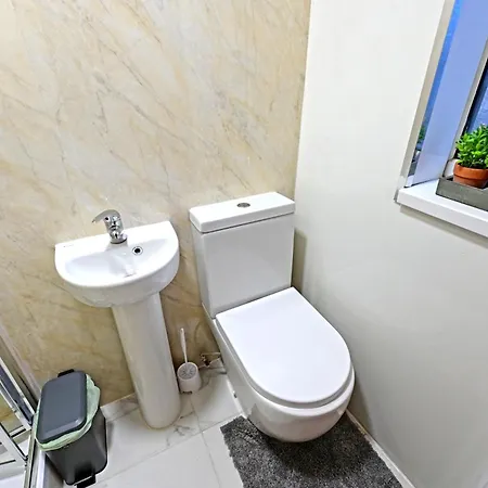 Serenity Luton Suite Near Mall Exterior photo