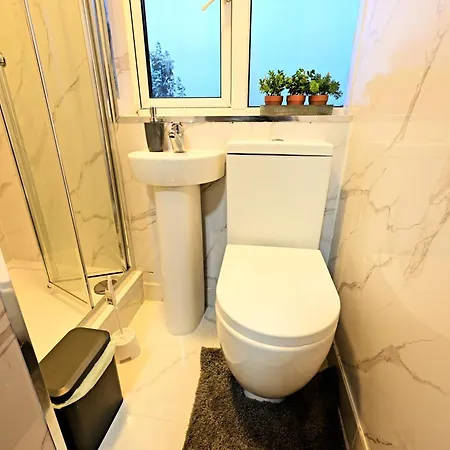 Serenity Luton Suite Near Mall Exterior photo