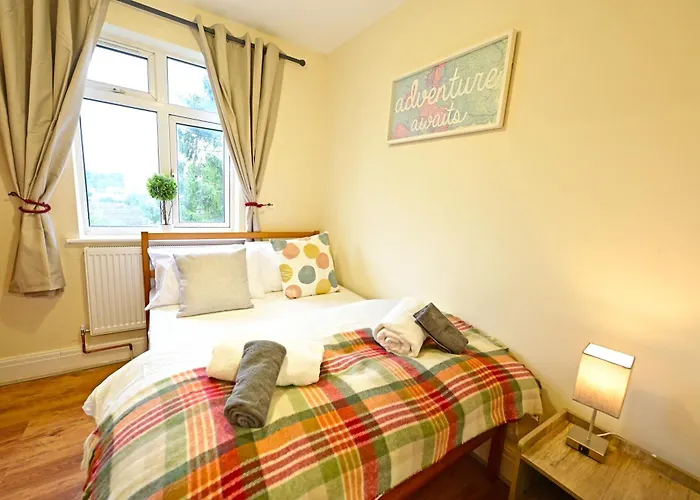 Serenity Luton Suite Near Mall