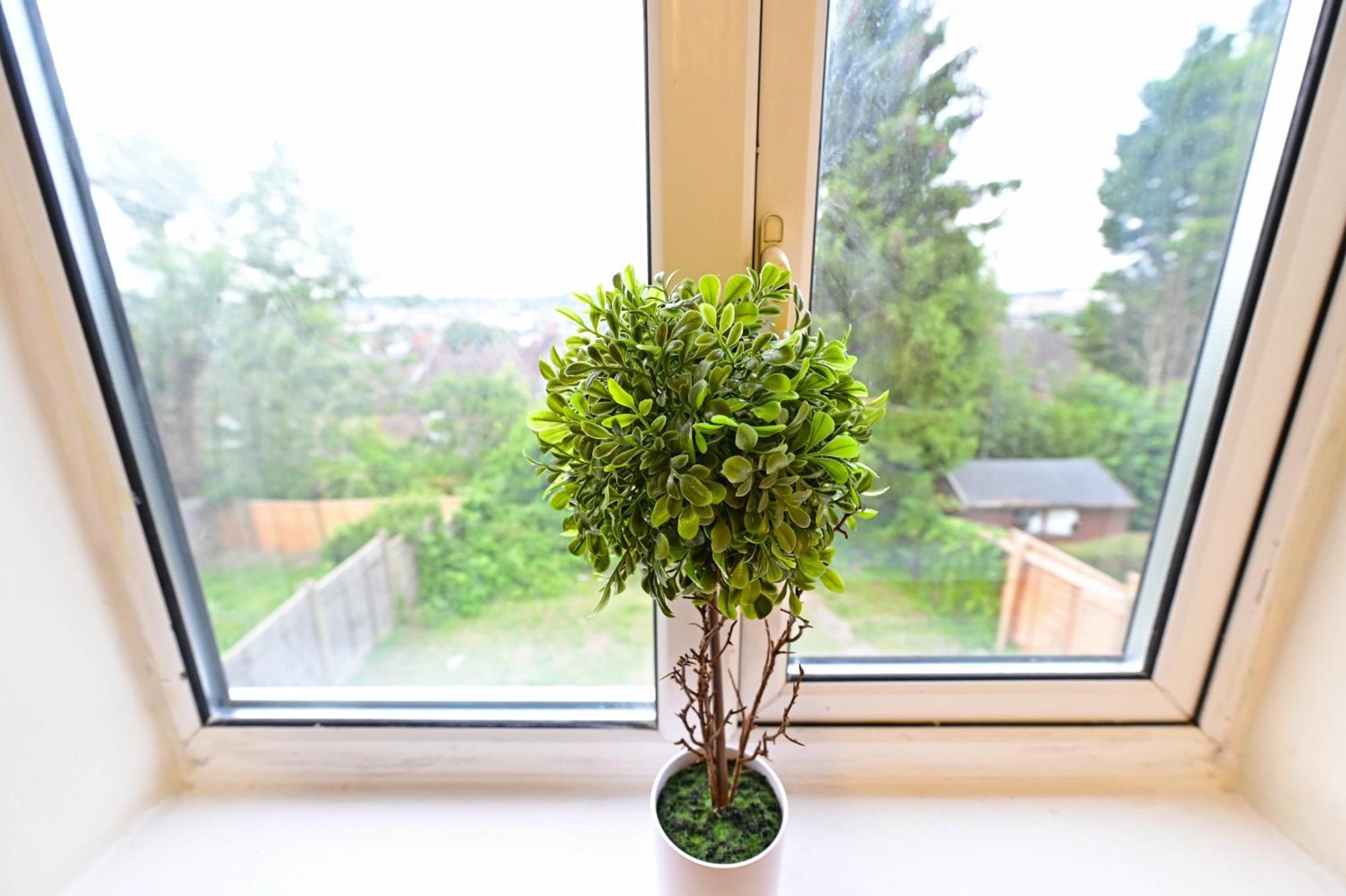 Homestay Serenity Luton Near Mall *