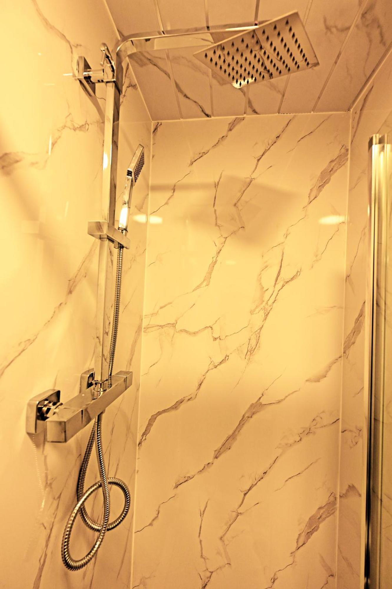 Homestay Serenity Luton Near Mall *