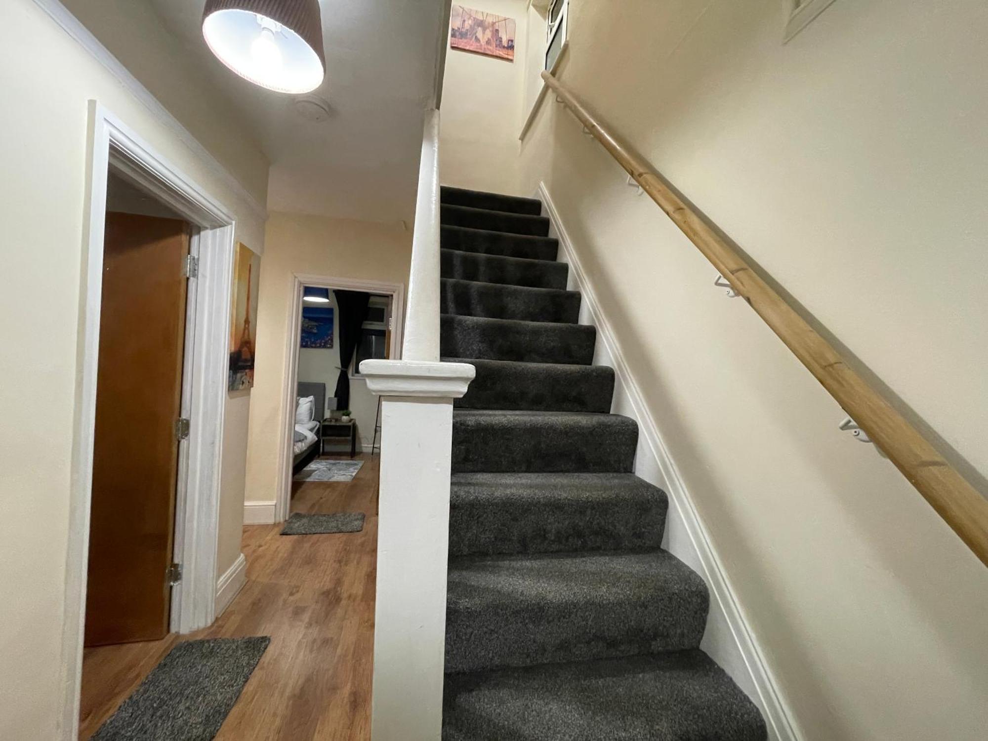 Homestay Serenity Luton Near Mall *